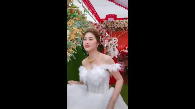 Ngay sau khi xuất hiện, cô dâu xinh đẹp được dân tình nhận mặt, đó là Thảo Phạm (sinh năm 1999, quê gốc Bắc Giang nhưng lớn lên tại Đắk Lắk), thí sinh nổi bật của cuộc thi Miss Teen 2017.