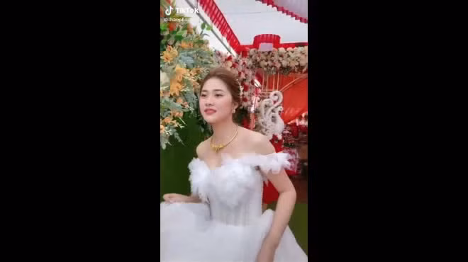 Ngay sau khi xuất hiện, cô dâu xinh đẹp được dân tình nhận mặt, đó là Thảo Phạm (sinh năm 1999, quê gốc Bắc Giang nhưng lớn lên tại Đắk Lắk), thí sinh nổi bật của cuộc thi Miss Teen 2017.