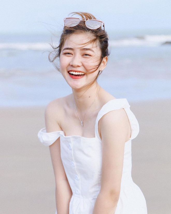 Thảo Phạm “nổi như cồn” khi sở hữu ngoại hình có nhiều nét giống mỹ nhân Hàn Quốc Kim Yoo Jung. Nhiều năm nay, hot girl Việt này thường được gọi với cái tên “Kim Yoo Jung phiên bản Việt”.