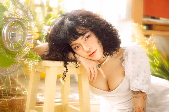 Phan Thị Phương Anh (sinh năm 1998, Hải Phòng) từng nổi tiếng với câu chuyện tự tay xăm hình cho mẹ. Con đường theo đuổi nghề xăm của cô được mẹ ủng hộ hoàn toàn.