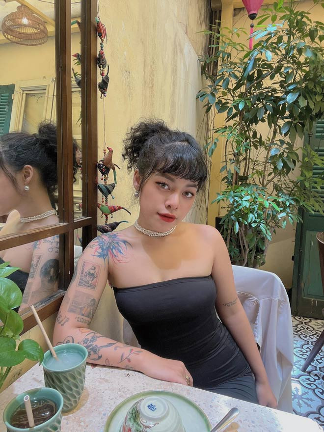 Phương Anh học xăm hình với sự chuyên cần và nghiêm túc. Sau khi có những kỹ năng cơ bản, cô tiếp tục tham gia khoá học nâng cao, sau đó tự mở một tiệm xăm của riêng mình.