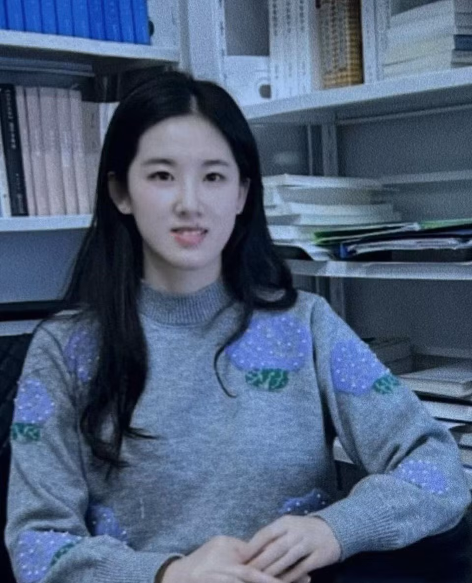 Cô giáo tên là Viện Mông Mông, tốt nghiệp thạc sĩ từ Nga, có bằng tiến sĩ môn Logic học. Cô có tính cách rất dịu dàng, thường mua bánh kẹo cho học sinh khi kết thúc lớp.