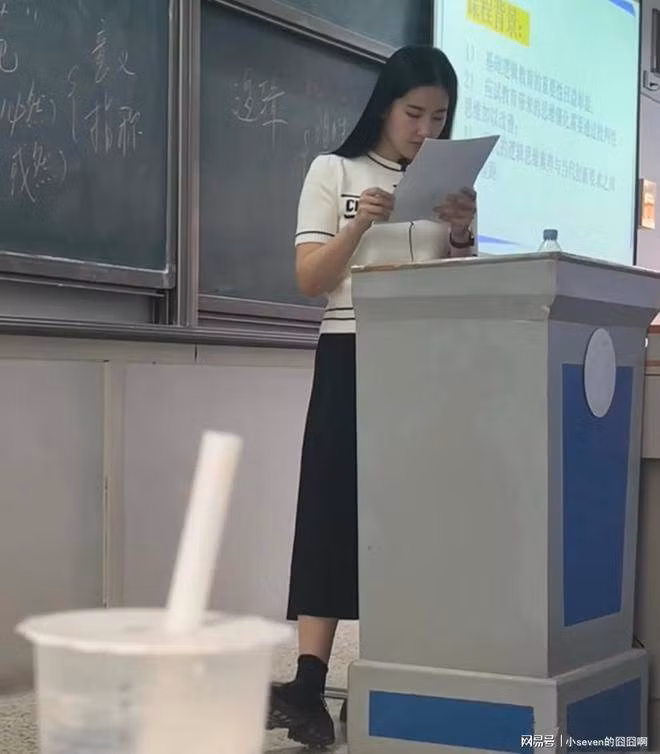 Câu chuyện bắt đầu khi một sinh viên bí mật chụp ảnh cô trong lúc giảng bài và đăng tải lên mạng xã hội. Bài đăng này nhanh chóng thu hút sự chú ý và giúp cô giáo trở nên nổi tiếng.