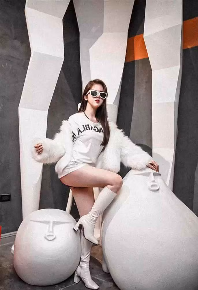 Linh My không ngần ngại phô diễn hình thể quyến rũ trong thời trang mát mẻ.