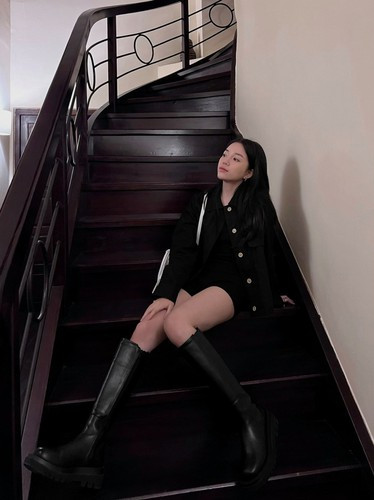 Cách đây chưa lâu, Linh Ngọc Đàm đã đăng lên Instagram loạt ảnh diện chiếc váy đen với những đường cắt xén quyến rũ cực táo bạo, khác ''một trời một vực'' so với những outfit trước đây.