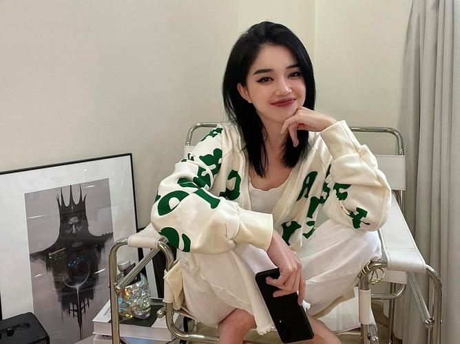 Nếu theo dõi trang cá nhân của Linh Ngọc Đàm, không khó để nhận ra rằng cô nàng ngày càng quyến rũ.