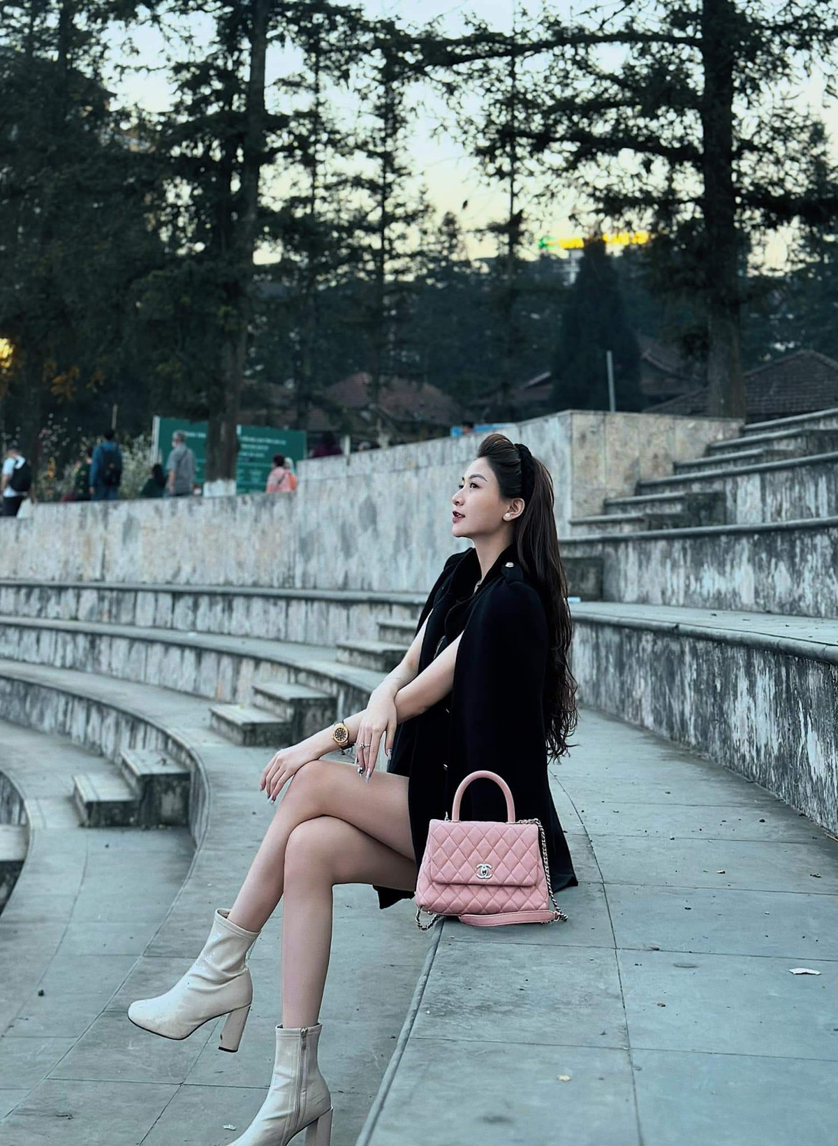 Cuối tháng 5/2021, Anh Thư vướng phải ồn ào khi lộ clip nhạy cảm riêng tư khiến cô phải tạm khóa trang cá nhân. Sau thời gian im lặng, gái xinh này trở lại hoạt động trên mạng xã hội.