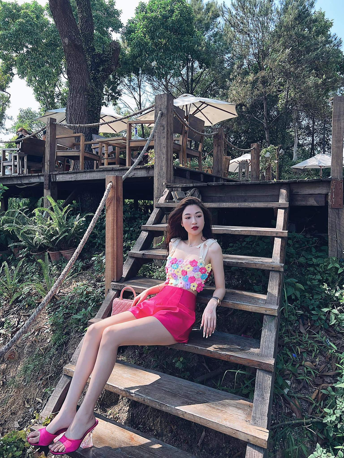 Một khán giả khác thậm chí còn nói những tin đồn tiêu cực về Anh Thư khiến cô phải bức xúc: "Ở dưới gầm giường nhà người ta hay gì mà biết hay vậy? Ngồi săm soi người khác như vậy thì muôn đời mang trong lòng đố kị thôi".