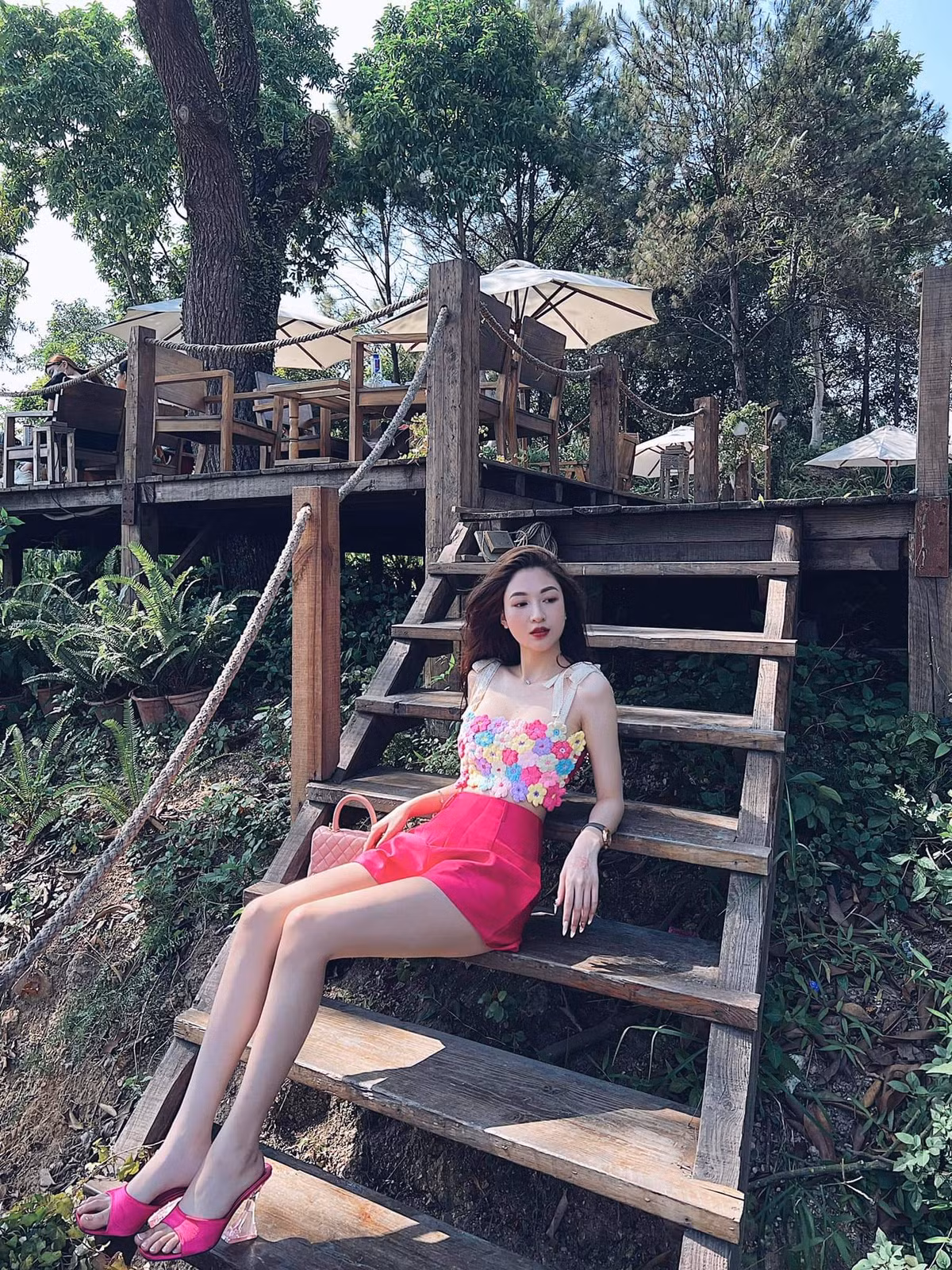 Một khán giả khác thậm chí còn nói những tin đồn tiêu cực về Anh Thư khiến cô phải bức xúc: "Ở dưới gầm giường nhà người ta hay gì mà biết hay vậy? Ngồi săm soi người khác như vậy thì muôn đời mang trong lòng đố kị thôi".