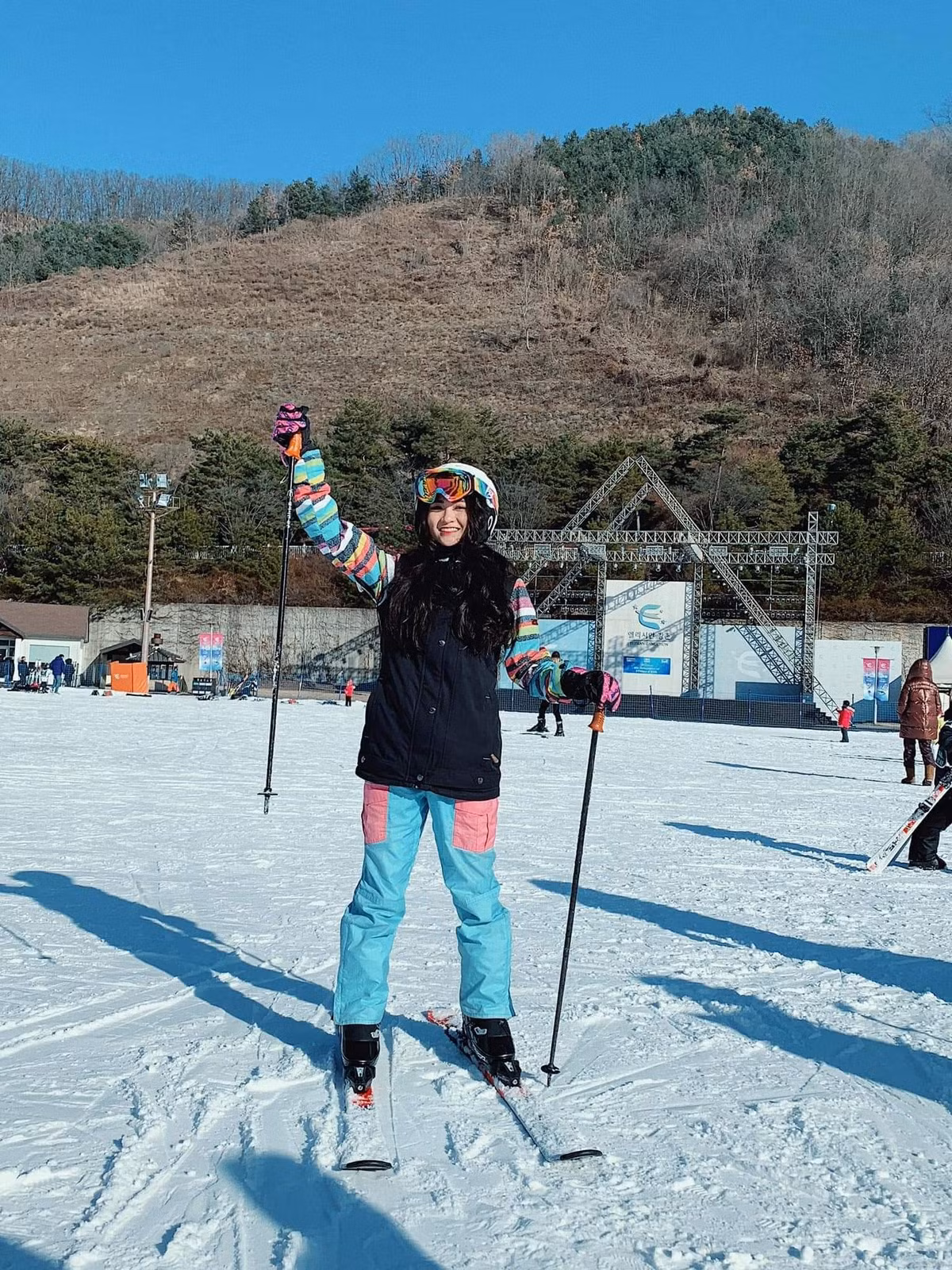 Trong lần trả lời phỏng vấn gần đây, hot girl Về nhà đi con thẳng thắn nhìn vào sự cố trong quá khứ: “Nếu không đủ mạnh mẽ, suy nghĩ tích cực thì tôi khó có thể vượt qua được. Sau chuyện buồn thì tôi nhận ra được rất nhiều điều. Tôi sẽ không bao giờ quên những người đưa tay cho tôi nắm khi tôi gặp khó khăn. Dù sao đây cũng là sai lầm của tôi, bản thân cũng có thể phải đánh đổi cả cuộc đời vì sai lầm. Nhưng tôi sẽ cố gắng, để mọi ánh nhìn sẽ tích cực hơn”.