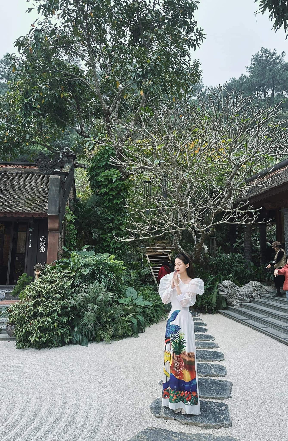 Dành cho những ai chưa biết về Anh Thư thì cô nàng sinh năm 1998 từng tham gia bộ phim truyền hình Về nhà đi con. Cô cũng là người mẫu ảnh, quay quảng cáo.