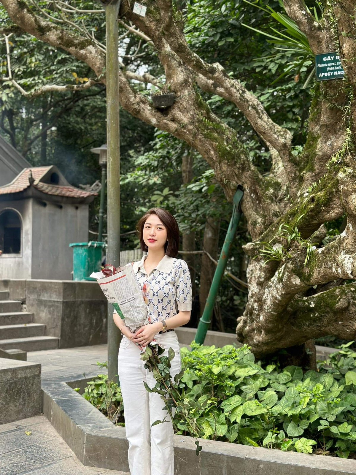 Với kiểu tóc mới này, Vũ Anh Thư nhận về nhiều lời nhận xét từ netizen. Đa phần nhiều người để lại sự khen ngợi cho màn thay đổi này của gái xinh "Về nhà đi con" và cho rằng với kiểu tóc này trông cô nàng năng động hơn nhưng không kém phần quyến rũ.