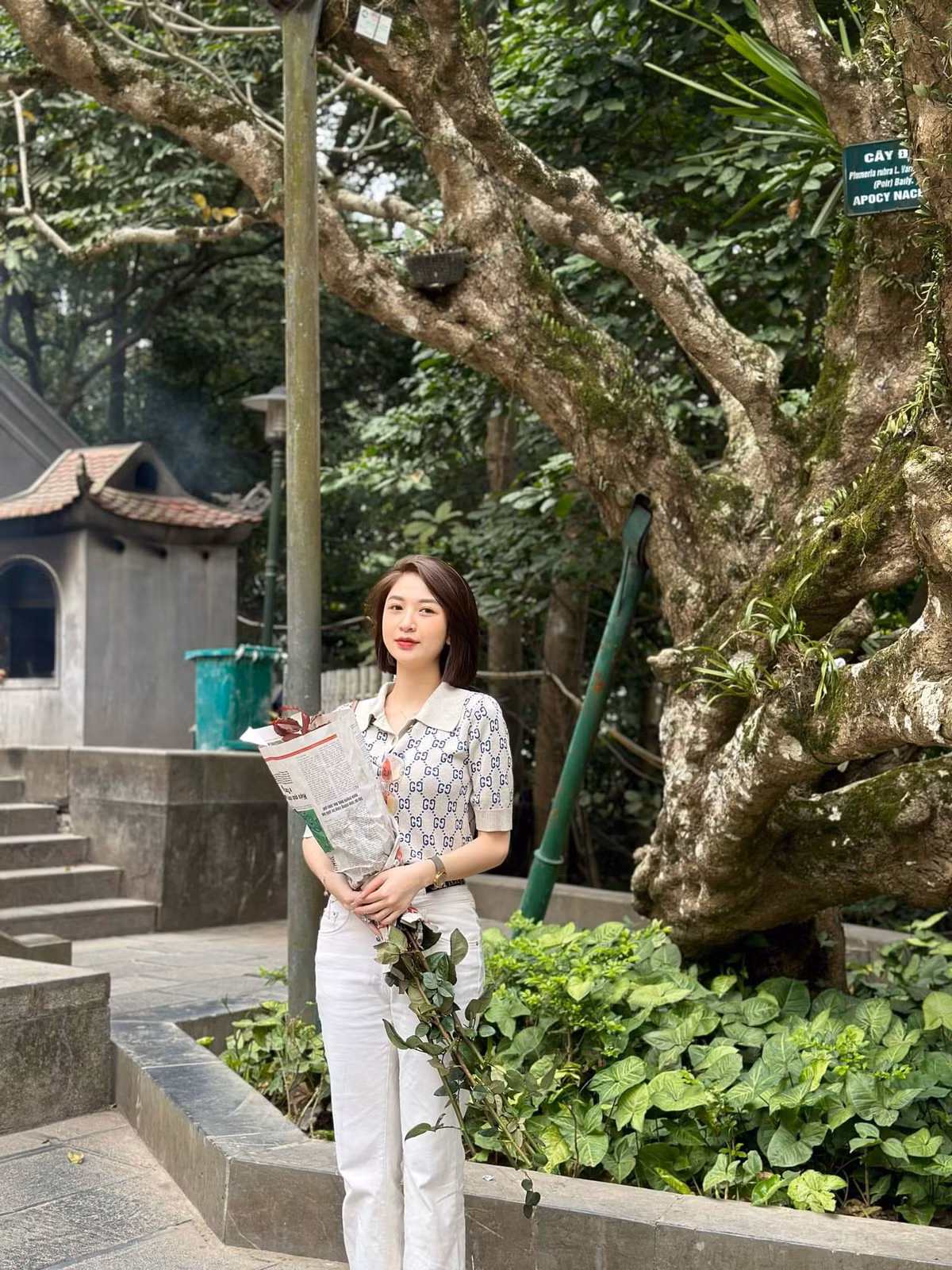 Với kiểu tóc mới này, Vũ Anh Thư nhận về nhiều lời nhận xét từ netizen. Đa phần nhiều người để lại sự khen ngợi cho màn thay đổi này của gái xinh "Về nhà đi con" và cho rằng với kiểu tóc này trông cô nàng năng động hơn nhưng không kém phần quyến rũ.