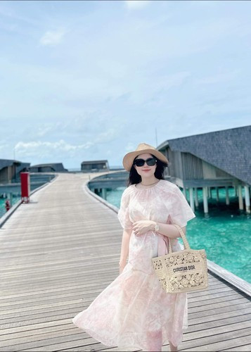 Nàng WAGs thường cho ra đời những sản phẩm đu trend trên MXH khiến ai xem cũng phải ôm bụng cười bởi lối diễn xuất khá có duyên của cô nàng.