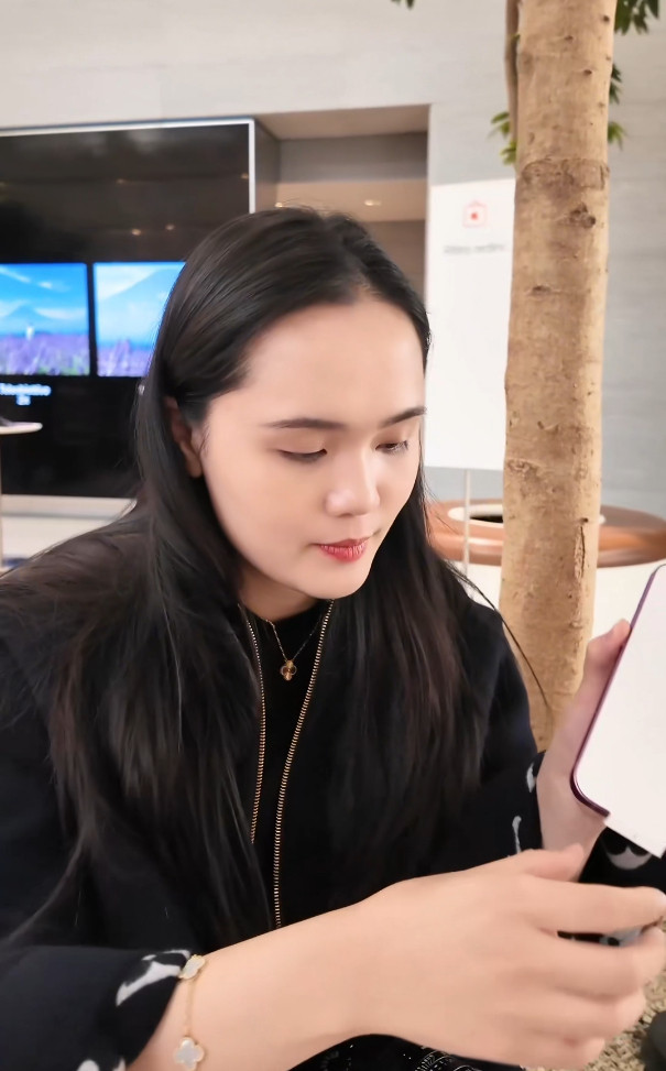 Quỳnh Anh xuất hiện với bộ đồ hàng hiệu sành điệu, xách túi Hermer mấy trăm triệu bước vào cửa hàng mua sắm. Làn da trắng hồng, diện mạo rạng rỡ, mái tóc buông xoã dịu dàng, bà xã cầu thủ Duy Mạnh đã lấy lại vẻ ngoài xinh đẹp, chỉn chu của một tiểu thư con nhà giàu.