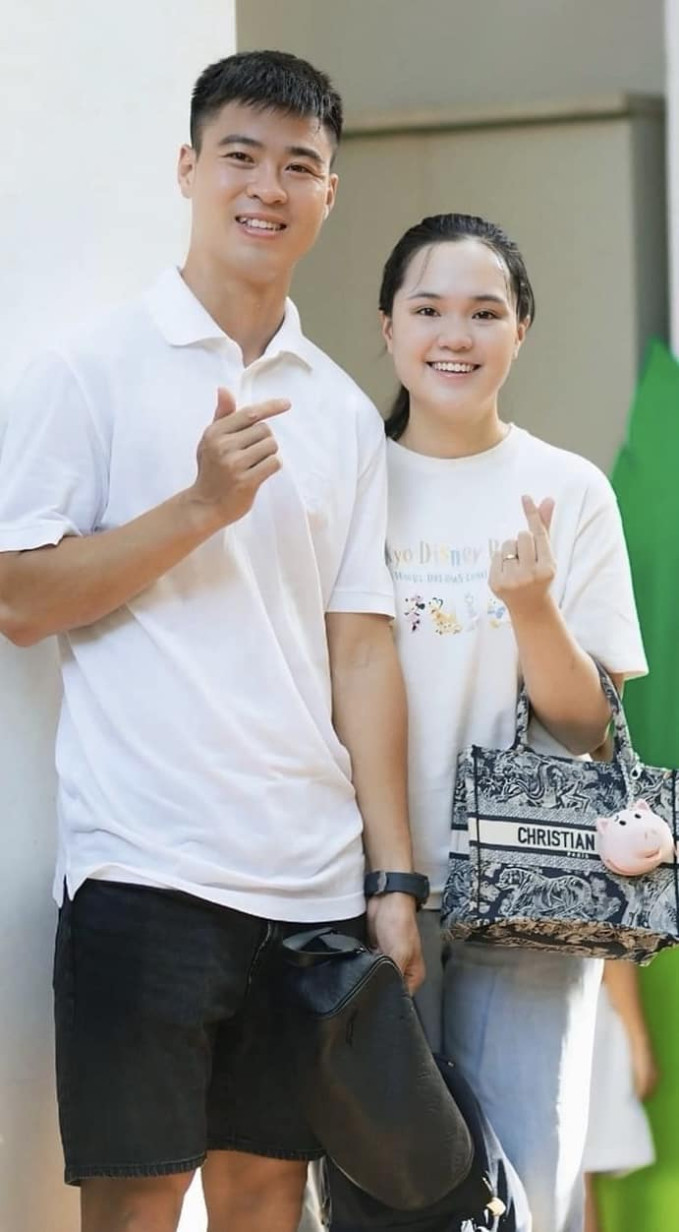 Khi nhập cảnh Tây Ban Nha trong chuyến công tác châu Âu, Quỳnh Anh bị dân mạng soi xét ngoại hình thay đổi đáng kể sau sinh, dùng những lời lẽ tiêu cực để bình phẩm. Chính cầu thủ sinh năm 1996 đã phải lên tiếng bảo vệ vợ, khẳng định cô nàng bình thường cũng "không đến nỗi".