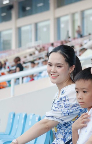 Quỳnh Anh thường xuất hiện trên các khán đài của SVĐ Hàng Đẫy hay Mỹ Đình để cổ vũ chồng và anh rể là Văn Quyết thi đấu.