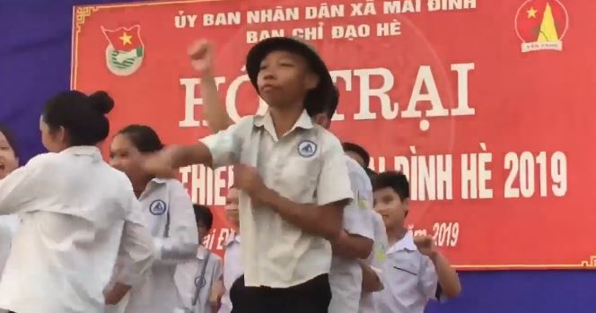 Rất nhanh, cậu bé này trở thành "hiện tượng mạng" và nổi tiếng với biệt danh Dũng Pogba, sinh năm 2005. Những bước nhảy của cậu uyển chuyển đến nỗi còn được đặt cho biệt danh "người kế nghiệp" Khá Bảnh.