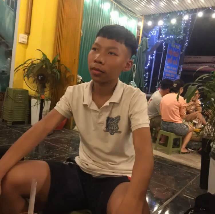 Đặc biệt, trong những clip là hình ảnh một Dũng Pogba da trắng, môi hồng bặm chúm chím vô cùng điệu đà. Nhiều người không khỏi bất ngờ về quá trình "dậy thì" này của hiện tượng mạng, chỉ sau 3 năm mà cứ như thành một người khác.