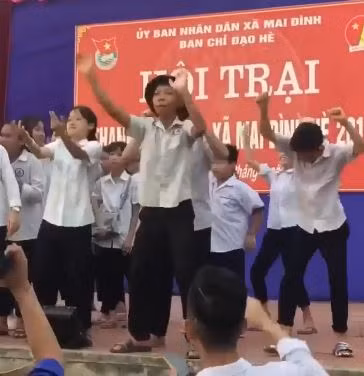 Chỉ mới cách đây 4 năm, mạng xã hội từng xôn xao clip một cậu bé đội mũ cối "quẩy" nhiệt tình trên nền nhạc Hãy Trao Cho Anh trong trại hè.