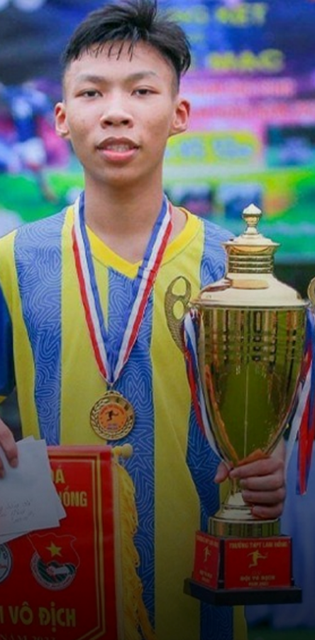 Dù đã trở lại mạng xã hội và có những clip nhảy nhưng nhiều người không nhận ra cậu bé 14 tuổi đội mũ cối vì giờ cậu đã cao lớn hơn rất nhiều.