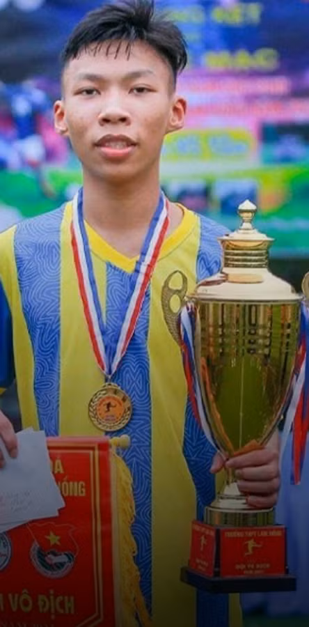 Dù đã trở lại mạng xã hội và có những clip nhảy nhưng nhiều người không nhận ra cậu bé 14 tuổi đội mũ cối vì giờ cậu đã cao lớn hơn rất nhiều.