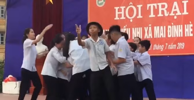 Thời điểm nổi tiếng, Dũng Pogba đang học lớp 8 tại một trường THCS ở huyện Sóc Sơn, Hà Nội.