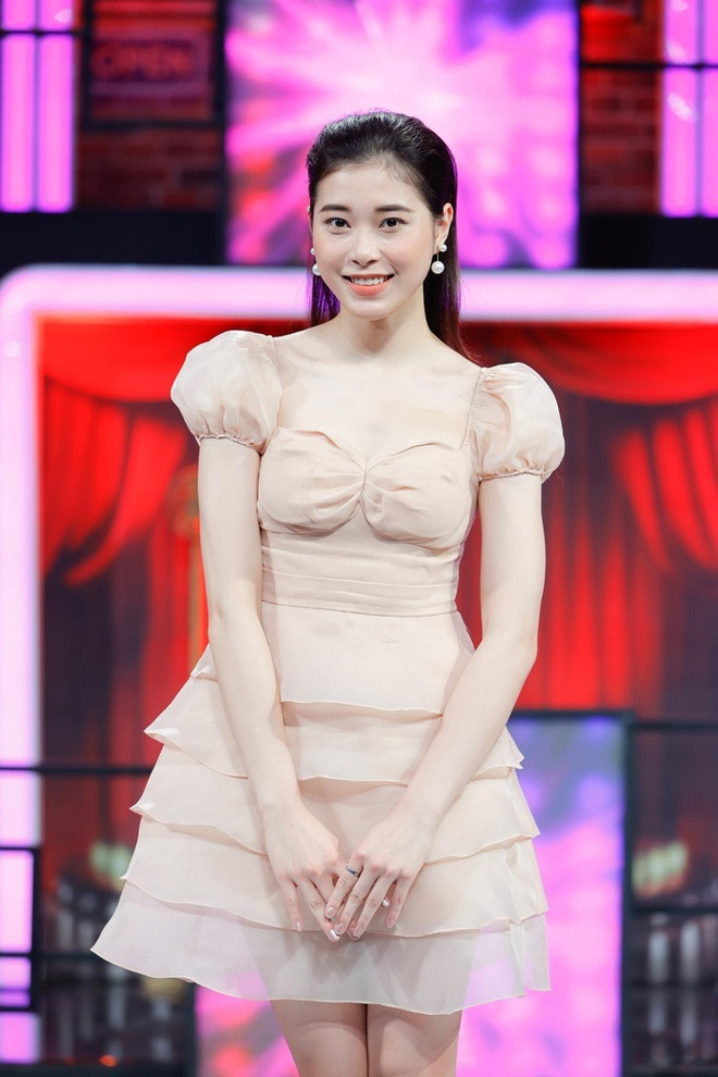 Không lâu sau quyết định giải nghệ sự nghiệp bóng chuyền ở tuổi 19, Đặng Thu Huyền bất ngờ xuất hiện trên một chương trình gameshow truyền hình.