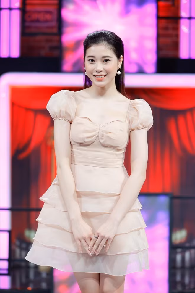 Không lâu sau quyết định giải nghệ sự nghiệp bóng chuyền ở tuổi 19, Đặng Thu Huyền bất ngờ xuất hiện trên một chương trình gameshow truyền hình.