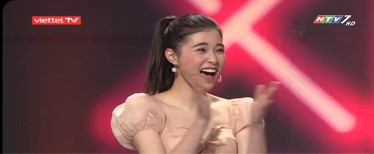 Sự xuất hiện của người đẹp bóng chuyền 19 tuổi khiến các nghệ sĩ phải thốt lên, bởi cô sở hữu thân hình chuẩn với chiều cao 1m76 và gương mặt khả ái, nụ cười tươi tắn.