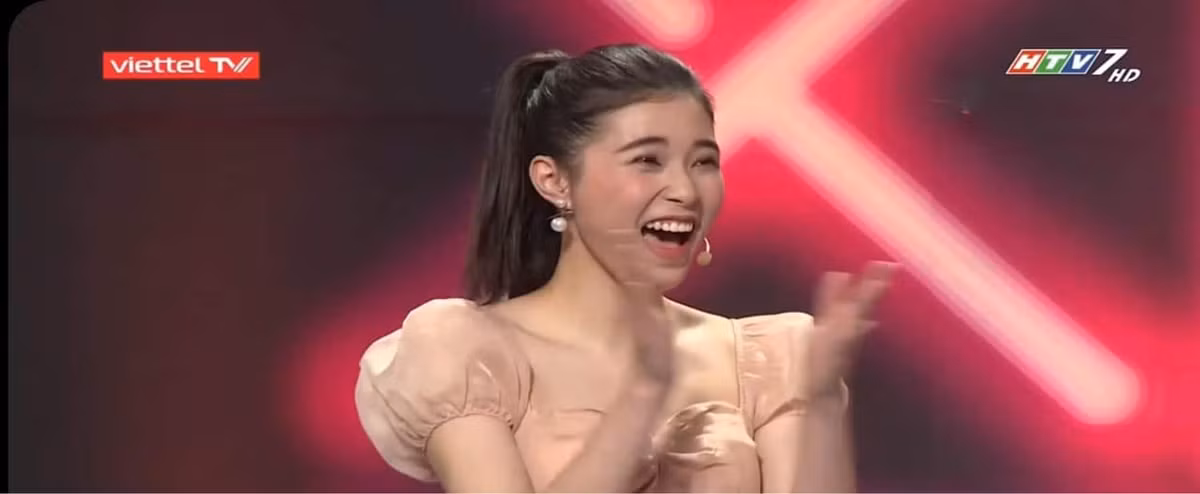 Sự xuất hiện của người đẹp bóng chuyền 19 tuổi khiến các nghệ sĩ phải thốt lên, bởi cô sở hữu thân hình chuẩn với chiều cao 1m76 và gương mặt khả ái, nụ cười tươi tắn.