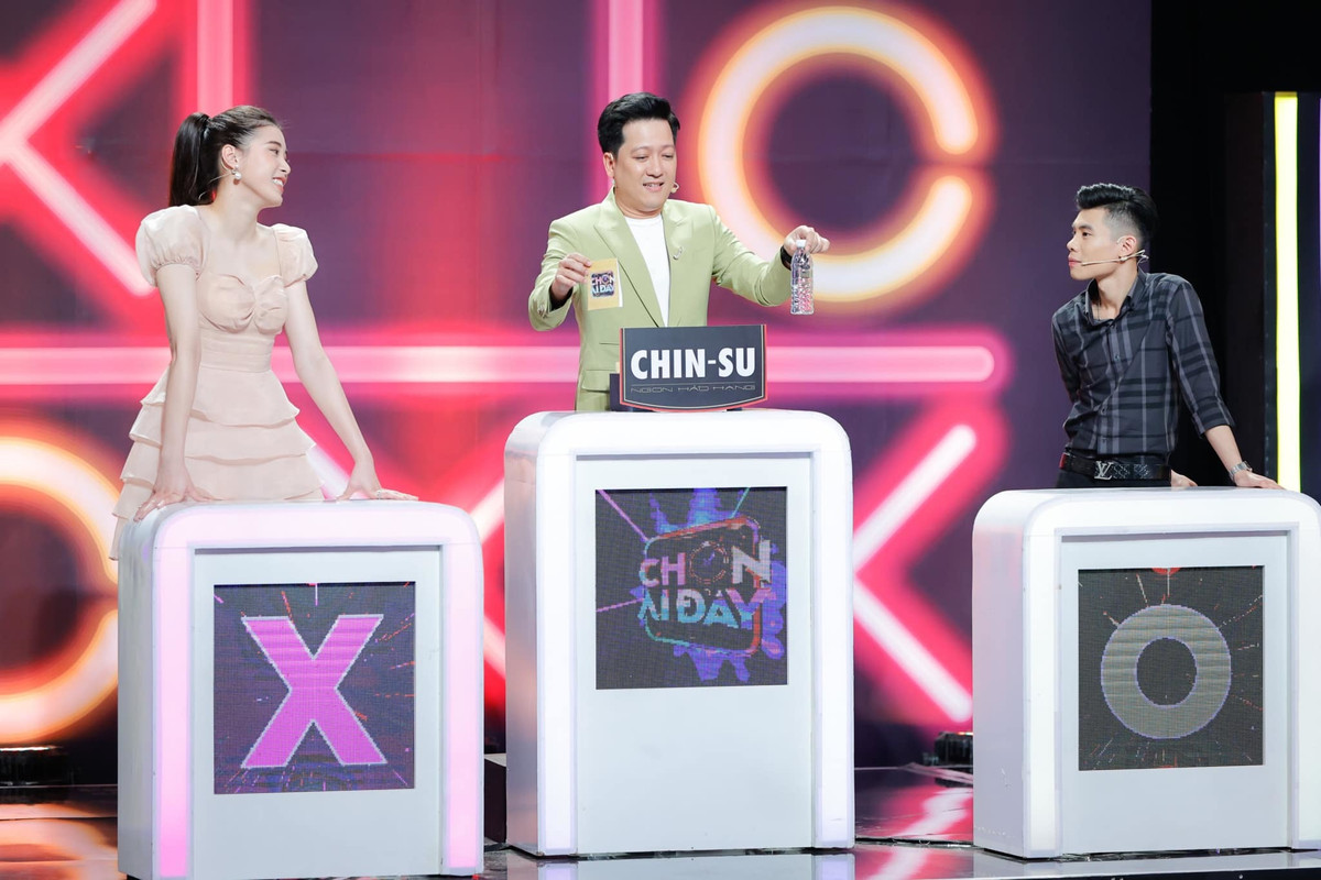Trong lần xuất hiện mới nhất tại 1 gameshow, cựu hoa khôi bóng chuyền - Đặng Thu Huyền diện đầm, trang điểm nhẹ nhưng vẫn nổi bật khi bước ra sân khấu bởi sự tự tin.