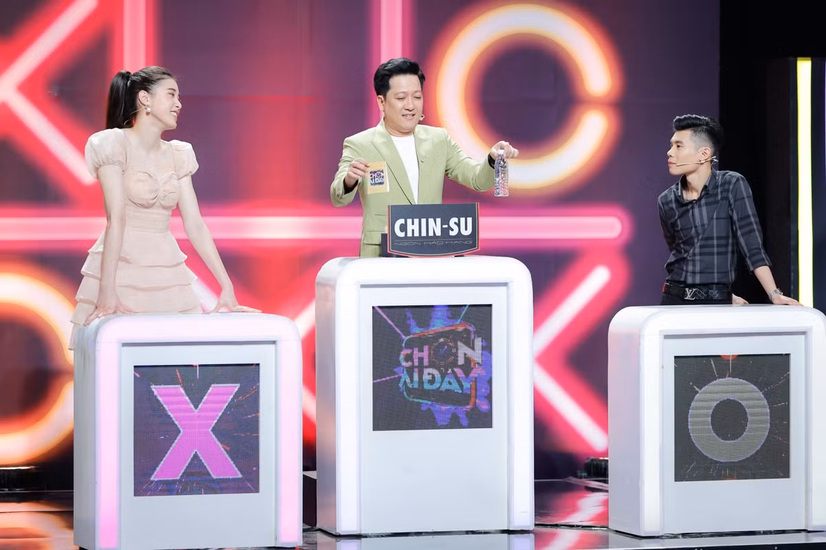 Trong lần xuất hiện mới nhất tại 1 gameshow, cựu hoa khôi bóng chuyền - Đặng Thu Huyền diện đầm, trang điểm nhẹ nhưng vẫn nổi bật khi bước ra sân khấu bởi sự tự tin.