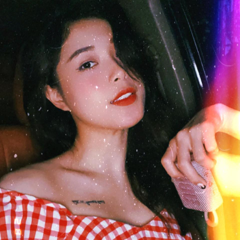 Nhận về những bức ảnh đẹp quyến rũ của mình, Thu Huyền nhận về vô vàn lời khen từ dân mạng và họ còn khuyên cô nàng tự tin bước chân vào con đường nghệ thuật trong vai trò người mẫu ảnh.