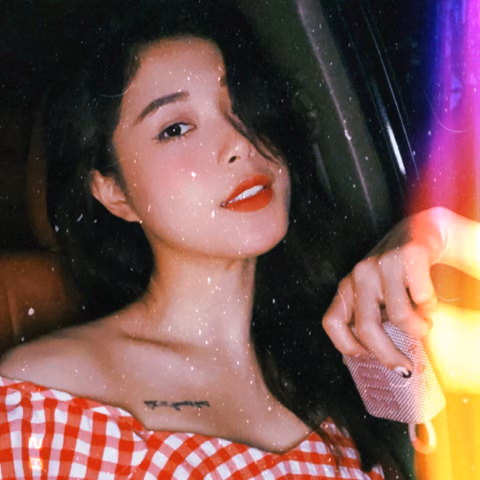 Nhận về những bức ảnh đẹp quyến rũ của mình, Thu Huyền nhận về vô vàn lời khen từ dân mạng và họ còn khuyên cô nàng tự tin bước chân vào con đường nghệ thuật trong vai trò người mẫu ảnh.