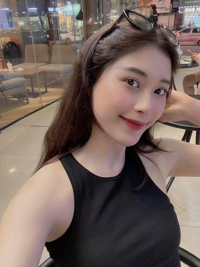 Đặng Thu Huyền theo đuổi phong cách trẻ trung và quyến rũ. Cô nàng không ngần ngại khoe những bức ảnh căng tràn nhựa sống lên trang cá nhân.