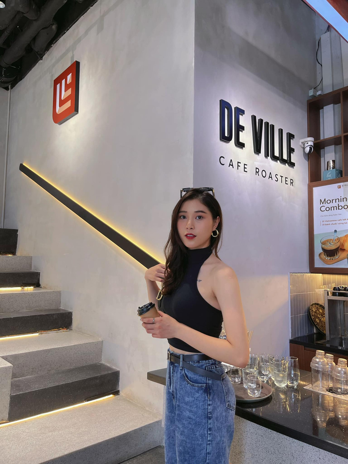 Nếu như ai chưa biết tới Đặng Thu Huyền, nhiều người sẽ nghĩ rằng cô nàng là người mẫu chuyên nghiệp thay vì là một VĐV bóng chuyền.