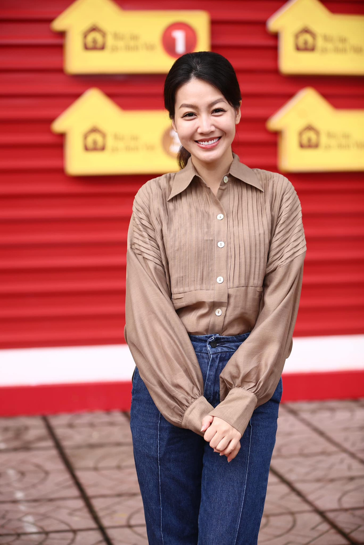 Không tiết lộ danh tính ông xã nhưng nữ BTV Hồng Nhung cho biết chồng rất ủng hộ công việc của mình cũng như cùng cô chăm các con.