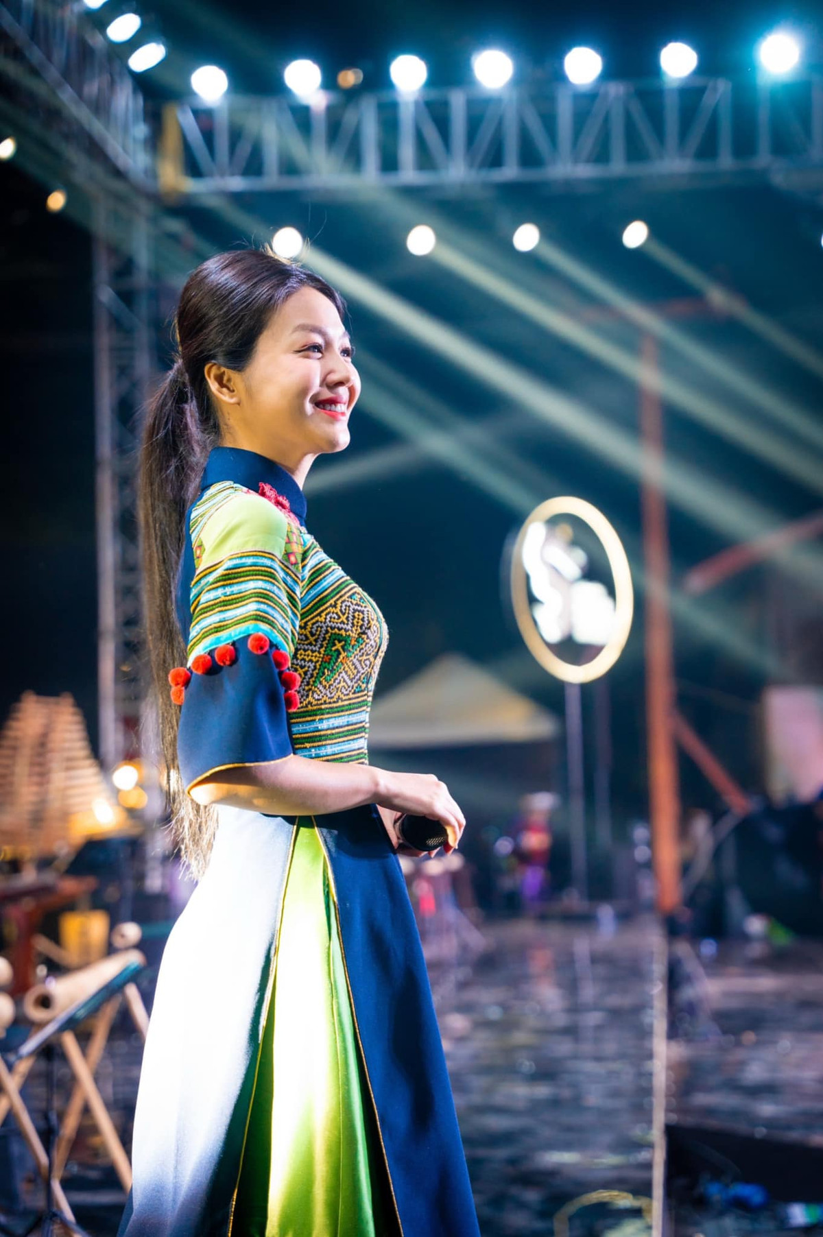 Hồng Nhung là một trong những bóng hồng nhiều lần lọt vào danh sách đề cử "Biên tập viên ấn tượng" tại VTV Awards.