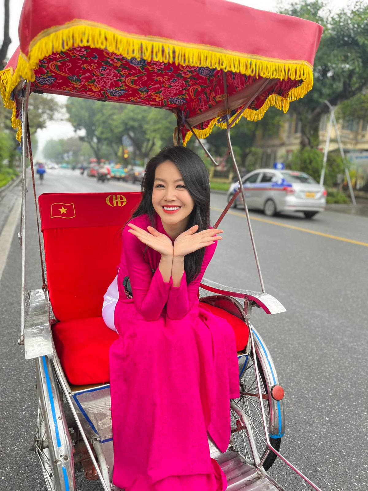 Thời điểm ấy, Hồng Nhung vẫn chưa kịp hiểu "làm truyền hình" là như thế nào nhưng vẫn gửi cho anh sếp ở VTV số điện thoại của mình và nghĩ đó là 1 câu hỏi vu vơ rồi sẽ rơi vào quên lãng.