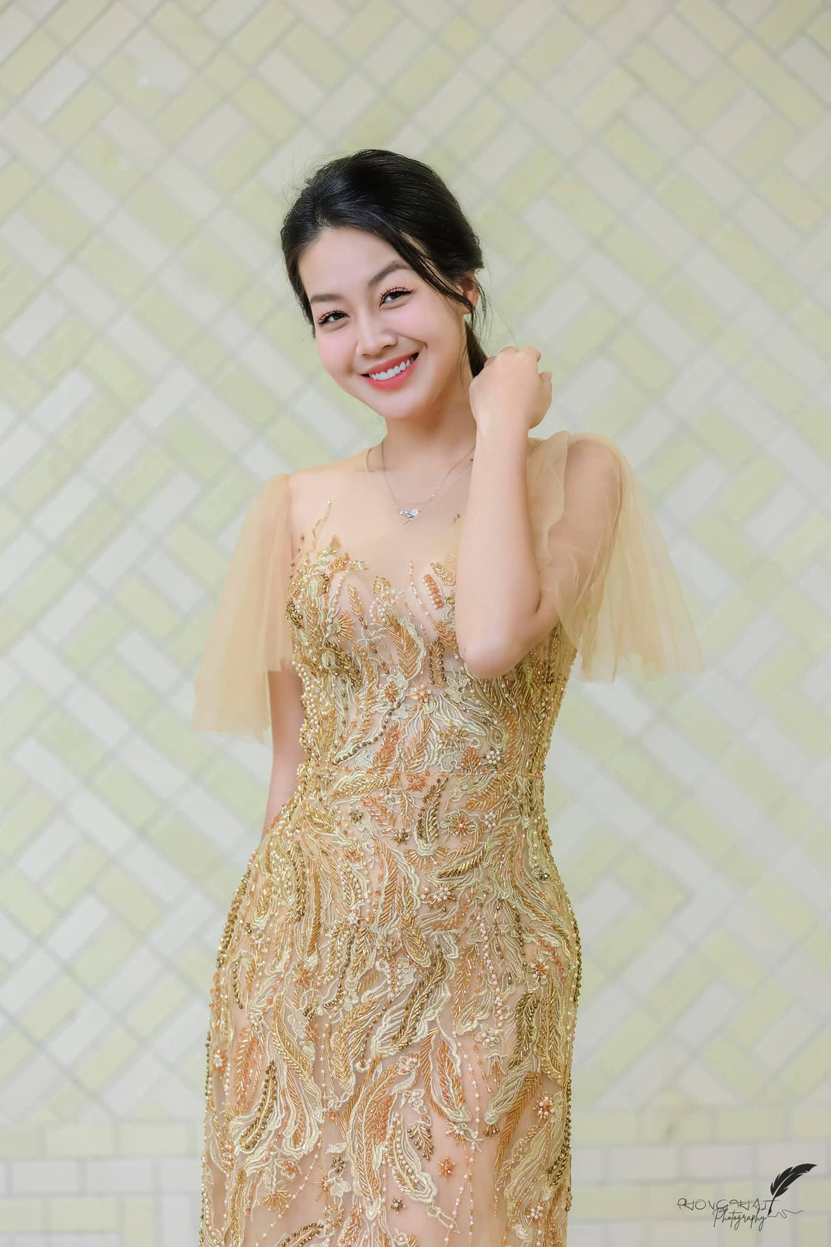 Hồng Nhung sinh năm 1990, có vẻ ngoài được nhiều người khen ngợi xinh đẹp như hoa hậu.