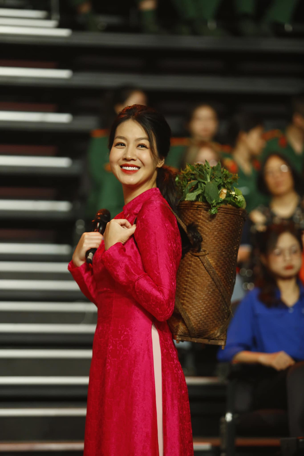 Với lối dẫn truyền cảm, duyên dáng và ngoại hình sáng, nữ MC 9x đã chiếm cảm tình của đông đảo khán giả truyền hình.