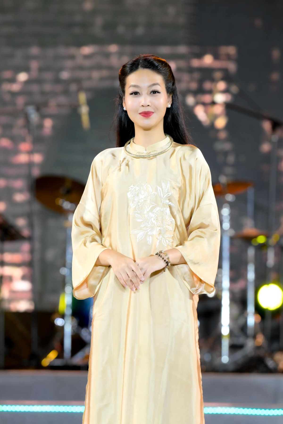 Ngoài đời, Hồng Nhung cũng là một bà mẹ 2 con. Tuy nhiên cô khá kín tiếng về đời tư. Được biết người đẹp kết hôn với một đạo diễn nhà đài.