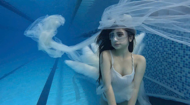 Dạ Điệp cho biết: "Từ khi xác định học kỹ thuật bơi lội để trở thành nàng tiên cá, em đã biết là mình cần phải kiên trì một khoảng thời gian dài. Ban đầu em chưa quen nên khi ở áp suất sâu dưới nước quá lâu, em bị đau tai khủng khiếp, thậm chí là bong hết da chân. Tất nhiên việc này sẽ ảnh hưởng đến cả việc đi lại nhưng em cho rằng đây là những khó khăn ban đầu mà mình phải vượt qua.