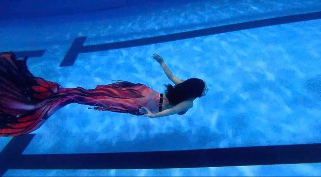 Tính đến nay, em đi tập luyện cũng được nửa năm. Em có thể bơi, uốn lượn dưới nước được rồi nhưng để nói đi diễn thì vẫn còn cần phải tập luyện thêm rất nhiều. Khi lặn cùng chiếc đuôi cá đồng nghĩa với việc đôi chân sẽ ở trạng thái bị ép vào nhau nên việc nắm vững được kỹ thuật bơi là rất quan trọng để đảm bảo an toàn". Gái xinh Gen Z chia sẻ thêm.