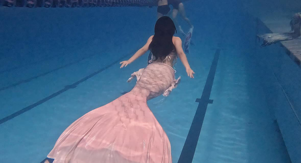 Ngoài việc đam mê hóa thân thành nàng tiên cá, Dạ Điệp rất hạnh phúc vì được gia đình hết mình ủng hộ cho ước mơ của mình.