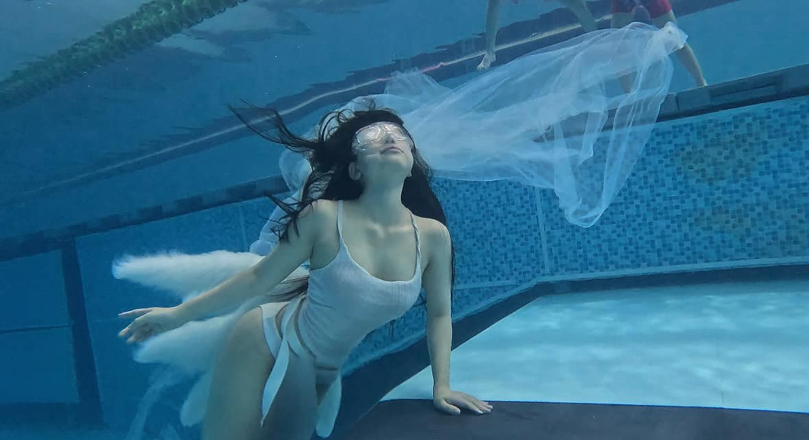 Dạ Điệp cho biết thêm, ngày thường trong tuần, cô vẫn đi học văn hóa tại trường học và việc tập luyện sẽ sắp xếp vào cuối tuần, mỗi buổi khoảng 3-4 tiếng.