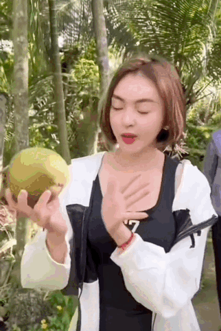 Theo đó, clip kéo dài khoảng gần 1 phút ghi lại cảnh Trang Nemo đang đi dạo ở một vùng quê.