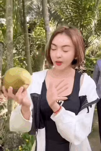 Theo đó, clip kéo dài khoảng gần 1 phút ghi lại cảnh Trang Nemo đang đi dạo ở một vùng quê.