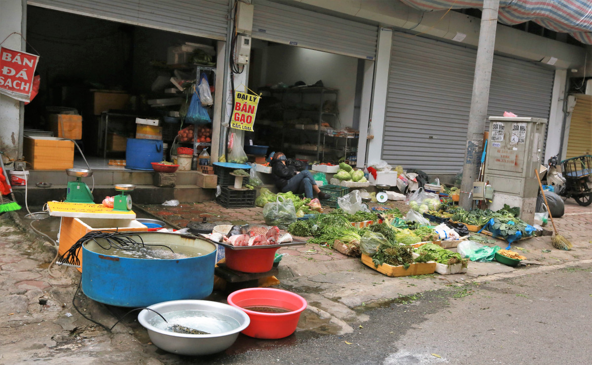 Các tiểu thương ở chợ dân sinh tại Hà Nội, cho biết lượng khách chỉ lác đác vài người tới mua.